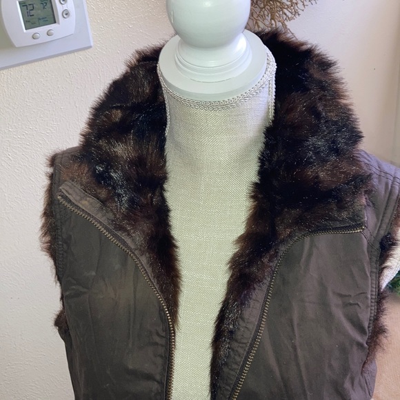 Old Navy Faux Fur lined vest - Picture 4 of 7